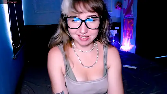 Snapshot of Cosmo_Riri chatting on September 20, 4:11 am Cosmo Riri online show from September 20, 4:11 am