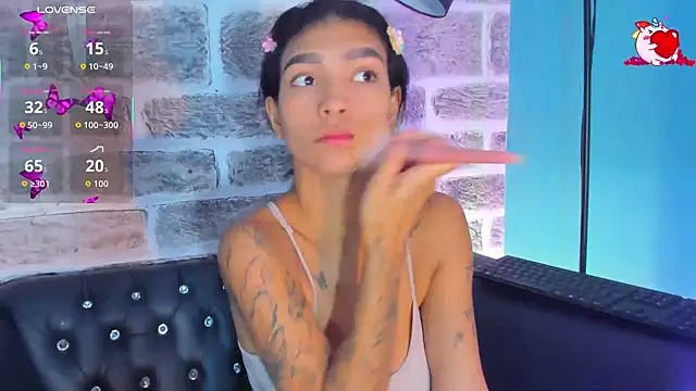 Snapshot of LauraAristizabal chatting on October 12, 1:13 pm LauraAristizabal online show from October 12, 1:13 pm