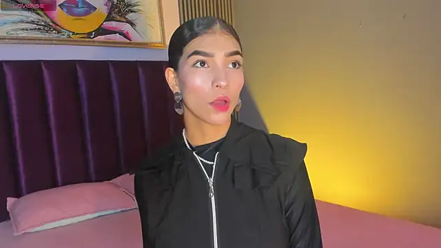 LauraAristizabal online show from June 10, 12:15 pm