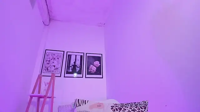 sofihill01 online show from August 1, 2:13 am