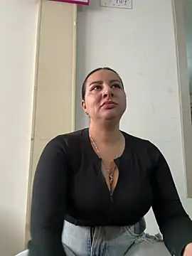 Abril Luv online show from August 3, 1:06 pm