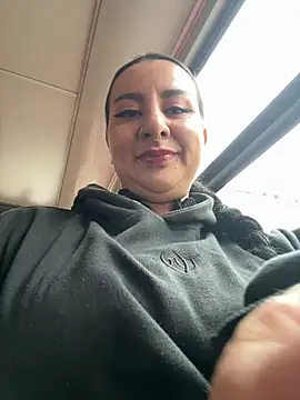 Abril Luv online show from February 24, 12:15 pm