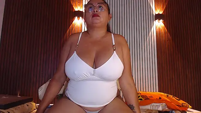NadiaWhite online show from May 2, 9:45 am