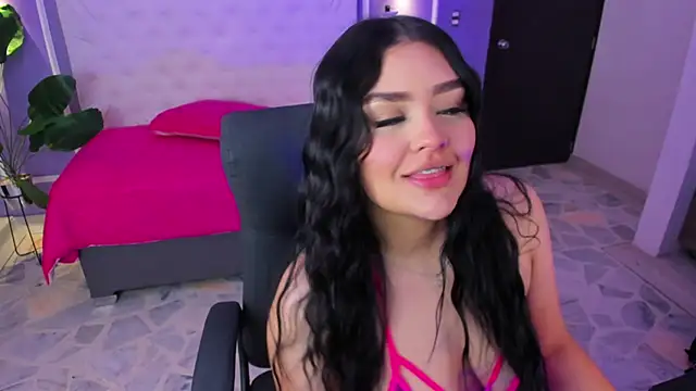 martinasaez online show from July 6, 8:22 pm