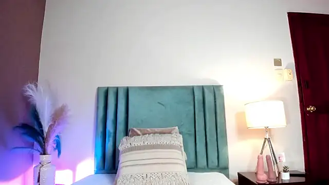 NoraDasilva online show from March 11, 12:37 am