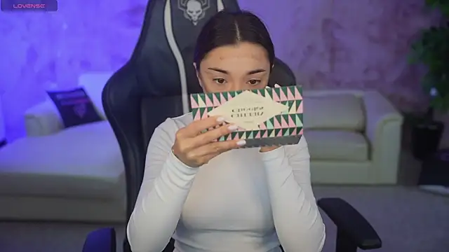 Jasmine Flow online show from October 20, 7:00 am