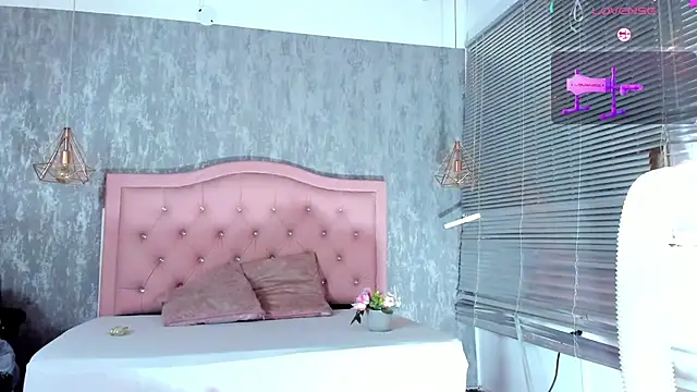 naomidibello online show from July 28, 6:53 pm