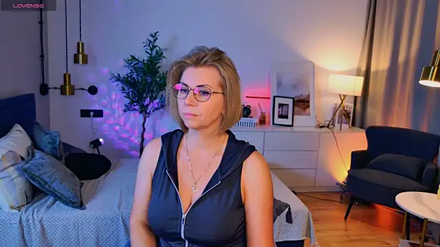 Annie Light online show from June 15, 5:40 am