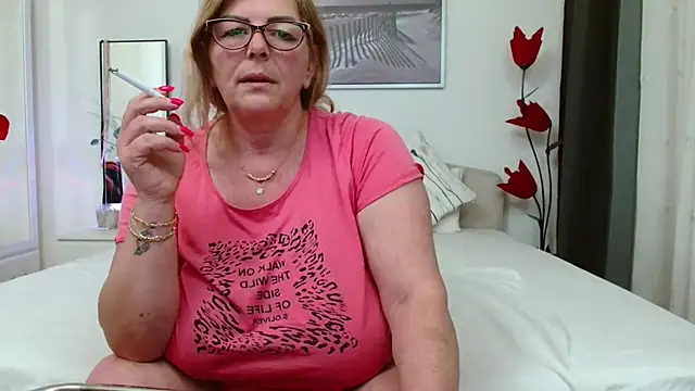 YulliaMilf online show from May 17, 3:55 pm