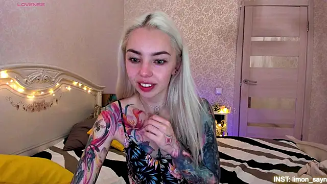 LillyMoure  online show from June 29, 4:08 am