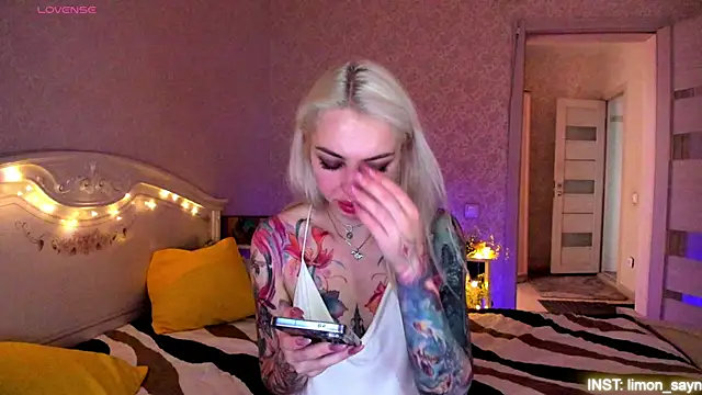 LillyMoure  online show from June 27, 1:18 am