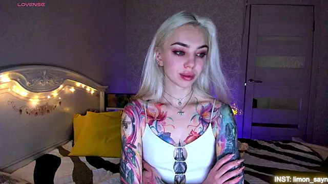 LillyMoure  online show from August 3, 10:59 pm