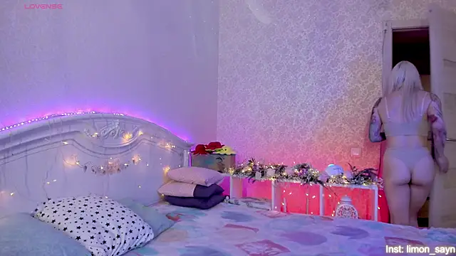 LillyMoure  online show from November 10, 2:39 am