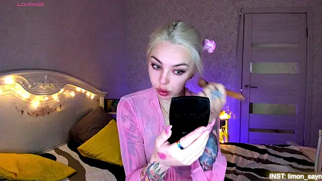LillyMoure  online show from June 18, 11:20 pm