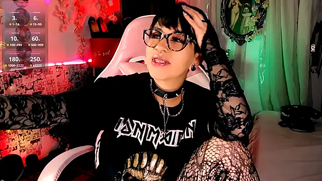 Snapshot of kitty_roxy chatting on October 2, 6:40 am kitty roxy online show from October 2, 6:40 am