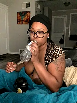 Snapshot of SweetHoneyBunz chatting on October 24, 3:46 am SweetHoneyBunz online show from October 24, 3:46 am