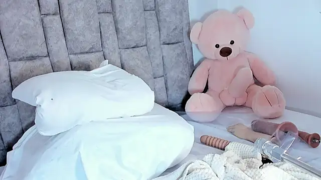 queen yully online show from November 25, 8:53 pm