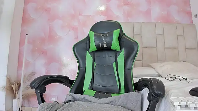 aida rose  online show from March 18, 4:45 pm