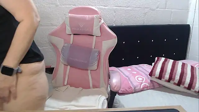jade04 roberts online show from July 27, 9:50 am