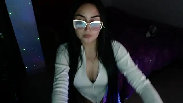 Tiffani Williams online show from March 3, 11:55 pm