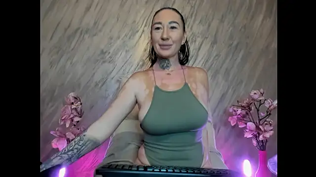 Rayanablackandwhite online show from June 24, 5:39 am