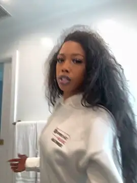 mismialove online show from May 1, 6:33 pm